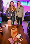 I invitasjonen stod det mellom anna at «alle får kvar sin goddiebag». Emine (t.v.) og Lene er elevar i 7. klasse ved Sveio skule. Dei let ein nysgjerring fotograf få sjå innhaldet i det som på sveiomål kunna vore kalla «godtepåse» dersom det ikkje var for mellom anna sminkesaker, bind, hårstrikk og ei såkalla «sleeping mask». Foto: Elisabeth Hauge Bakke