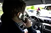 Bilkøyring og mobilbruk er ein farleg kombinasjon, og bøtesatsane blir stadig høgare. Illustrasjonsfoto: Gorm Kallestad / NTB / NPK