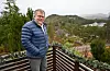 Hans Günther Bonenberger, som tidlegare heitte Hans Gunnar Laupsa, har flott utsikt frå terrassen øvst i Hanalio i Førde.FOTO: TORSTEIN TYSVÆR NYMOEN