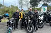 Motorsyklistar har ein «greie» om å vinke/ta ut handa kvar gang ein køyrar forbi kvarandre fortel dem. F.v : Emilie Emberland, June Emberland, Jarle Fisketjøn og AnneMari Engeset Fisketjøn. Foto: Anne Synnøve Breistig