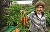 Barbro Nordrum med gulrøter frå eigen kjøkenhage.Foto: Datsja.no