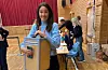 Alarmen går men valmedarbeidar Guro Røher Eriksen held hovudet kaldt og tek demokratiets sikkerheit i eigne hender.