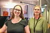 Konsulent ved servicekontoret i Sveio, Serine Ann King Johannessen (t.v.), og digitaliseringsrådgiver, Kristine Rossehaug, mener det nye kontaktsenteret vil komme innbyggerne til gode. Foto: Morten Vågset Møller
