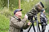 Trond Ove Stakkeland ser guliriksen gjennom teleskoplinsa si. FOTO: THOMAS VALLESTAD DRAGESET