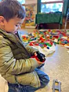 Øyvind Tellefsen (3 år) kosar seg med Duplo medan storesystera hans byggjer Lego.FOTO: PRIVAT