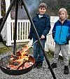 Brørne Emil og Tobias Tjoflot Lysen nytta høvet til å steike pinnebrød på speidarane sitt bål. Foto: Sigrund Breistig