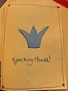 Dette står i brevet:Hei, kongen min!Eg heiter Martin og bur på KAB 3, kirurgisk avdeling barn. Eg er 11 år og har operert beinet mitt. Eg høyrer at du ligg her på Rikshospitalet også, og hadde lyst til å sende deg eit kort. Eg synest synd på deg og ønsker deg god bedring!Eg og mamma og pappa synest du er ein skikkelig tøffing som greier å snakke på TV sjølv om du eigentleg er kjempetrist. Det hadde vore veldig gøy om du ville besøkt avdelinga vår når du blir frisk igjen!Hugser du den galne dama som serverte deg eit kakestykke på «slank» i Haugesund? Det var oldemora mi! Ho er død no, men syntes det va såå stas å servere deg!Eg valte gult kort sidan slottet er gult. Mamma skriv for meg, for eg har røyr i begge hendene mine.God betringklem fråMartin