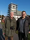 Oktober 2020. Mange hadde møtt fram for å sjå det nye kyrkjetårnet koma på plass, deriblant to prestar Gunnar Salomonsen og Arild Steinsland. – Kyrkja er ikkje så verst, men ho treng vedlikehald, kommenterte Gunnar Salamonsen, han har halde gudsteneste i alle kyrkjene på Haugalandet. Salamonsen var prest i Sveio frå 1978 til 1991, etter det prost i Haugesund. Foto: Kari Nilsdatter Haukås