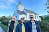 Valestrand kyrkje feira 150 år i 2023. Jubileumskomiteen representert ved Martin Haugland (t.v.), Ruth G. Ø. Eriksen og sokneprest Arild Steinsland håper både valestrendingane og andre blir med på feiringa. Foto. Ellen Marie Hagevik