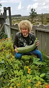 JORDSMED: Forfattaren med ein kjempesquash dyrka i barnåler.
