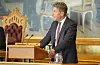 Olje- og energiminister Terje Aasland på talarstolen i Stortinget. Han gjorde måndag greie for kraftsituasjonen. Foto: Beate Oma Dahle / NTB / NPK