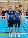 Malin Nummedal Halleraker (t.v.) og Sara Kvalvågnes Guddal spelarar på juniorlandslaget. Førre helg debuterte dei for Førde i toppdivisjonen for kvinner.