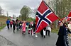 Folketoget på veg langs Løkjavegen.FOTO: LENE ELISABETH DRAGESET