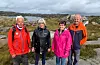 Geir Kvassheim frå Haugesund Turistforening, turgåar Gerd Sveen, Aud Signy Berge frå Ølen Betong Gruppen og Leif Grindheim i Legria AS håpar mange vil bruke dei nye turvegane i Ryvardsmarka. Her med Kvernavatnet i bakgrunnen.FOTO: TORSTEIN TYSVÆR NYMOEN