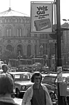 1972: Dei første statlege opplysningskampanjane om helseskadane til røykinga blir lanserte. Omgrepet passiv røyking dukkar opp. Reklameforbodet lèt vente på seg. Her i Oslo sentrum i 1973.