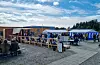 Sol, mat og god stemning preget uteområdet på Flokefestivalen ved Ekrene lørdag. Både sitteplasser, matboder og stands trakk folk til området gjennom hele dagen. Foto: Privat