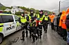 Politiet fjernar demonstrantar som protesterte mot Nordic Mining sitt løyve til å deponere 170 millionar tonn gruveavfall i Førdefjorden. Arkivfoto: Ole Berg-Rusten / NTB / NPK