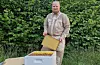 Et trygt hjem for biene: Frode fjerner trusselen før den sprer seg. Foto: Privat