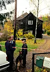 Forlagssjef William Nygaard blei skoten og alvorleg såra utanfor heimen sin i Dagaliveien i oktober 1989. Her er politietterforskarar på staden etter drapsforsøket. I bakgrunnen ser vi huset til Nygaard. Arkivfoto.