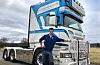 Håvard Valen Lie (23) med ein av Lie Langtransport AS sine bilar, ein Scania R 620 manuellgirt tandem trekkvogn 2014 modell. Då Håvard tok førarkort klasse 2 som 21-åring, hadde han ikkje lærekjørt i det heile, men køyrd litt tippbil innimellom med svigerfar sin Geir Øystein Nevland, som også er ein god medhjelpar i transportfirmaet.