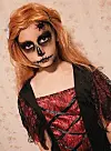 Evelina Aksland (9) i flott Halloween-kostyme.FOTO: PRIVAT