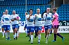 Det var mye å juble for lørdag 4. oktober da den unge sveibuen Emilie Kvalvågnes Guddal og resten av FKH Kvinner sikret opprykket til Toppserien 2026. Fra venstre: Meryll Abrahamsen, Kristina Svandal og Emilie Kvalvågnes Guddal. Foto: Odd Sindre Tonning / TFK