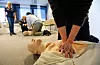 Frå eit førstehjelpskurs. Trykk hardt og raskt midt på brystet til personen som har fått hjartestans. 30 kompresjonar og 2 innblåsingar. Foto: Lise Åserud / NTB / NPK