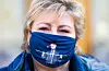 Erna Solberg hamna i karantene før jul etter at ektemannen Sindre Finnes vart smitta med koronavirus, men ho klarte å unngå smitte sjølv. Her er har ho kledd seg i Bent Høie-munnbind. Foto: Håkon Mosvold Larsen / NTB / NPK