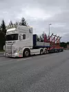 Scania R560, går med open olje-expresstralle på kryss og tvers i Noreg med sjåfør Annicka Nessestrand bak rattet.