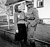Ei norsk kvinne saman med ein tysk soldat i 1941. Foto frå boka: Eggans fotosamling