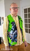Stig Morten Bråthen i Haugesund poserer i ein vest med motiv som viser Madagaskar sitt nasjonaldyr – lemur. Vesten har han fått sydd under eitt av besøka sine der ute. Foto: Einar Vestvik