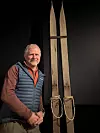 Tarjei Gjelstad er tidlegare leiar av skisportmuseet i Morgedal og ein ivrig treskimakar. Foto: Heidi Molstad Andresen / NPK