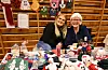 Maria Reinertsen og Kirsten Charles. – Det er blitt ein tradisjon at me er med på denne julemessa, fortel mormor og barnebarn som kjem frå Haugesund. Foto: Sigrund Breistig
