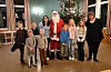 Julenissen takka ja til å vera med på eit foto i lag med frå venstre: tvillingane Trygve og Terje (9), Emmelin, Nissen, Torjus, Regine, Karolina, Sofie. Framme frå venstre står syskena Tiril og Jonas. Foto: Elisabeth Hauge Bakke