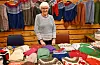Brit Karin Bruvik frå helselaget selde varme plagg strikka av medlemmer i Einstadbøvoll helselag. Foto: Sigrund Breistig