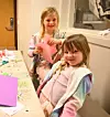 Frida og Live kosa seg med klipp og lim på julemessa ved Valestrand oppvekstsenter. Foto: Sigrund Breistig