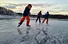 Det er en rekke ting du må vite før du gjør som denne trioen og tar dine første skøytetak på isen. Arkivfoto: Irene Flatnes Haldin