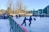 Barn og unge tok raskt i bruk den nylagte isen da skøytebanen i ballbingen ved Førde skule åpnet søndag. Foto: Privat