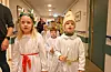 En etter en gikk de i et tradisjonelt luciatog og sang Luciasangen mens de vandret gjennom korridorene på Sveio omsorgssenter. Fremst gikk luciajenta Liv Sofie og stjernegutten Matheo, mens Mio fulgte hakk i hæl. Foto: Morten Vågset Møller