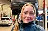 Gjennom læretida hos Førde Auto har Sandra fått prøva seg på mange ulike oppgåver. Foto: Thomas Førde