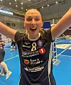 Hendene i været for Malin Nummedal Halleraker, som sammen med sitt VBK Førde tok seg til finalen i volleyball-NM. Foto: Privat